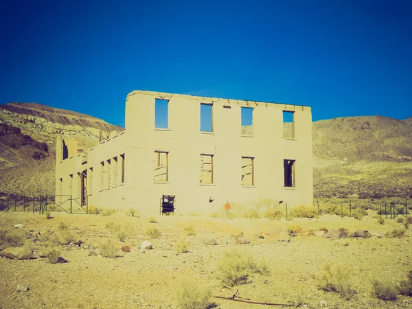 Retro School ruïnes kijken in Rhyolite — Stockfoto