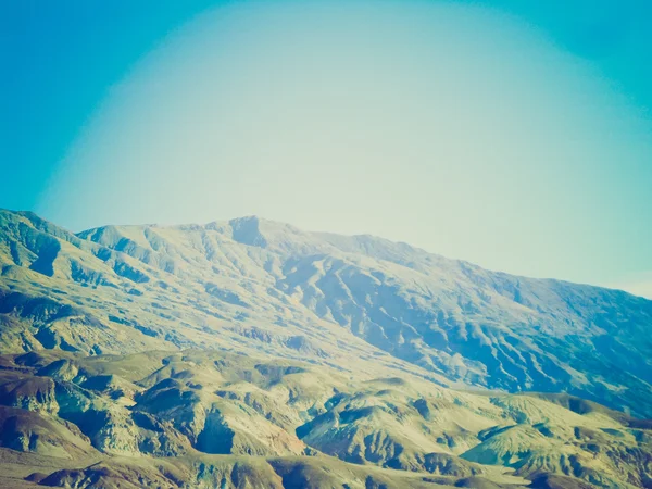 Retro-look kunstenaars rijden in death valley — Stockfoto