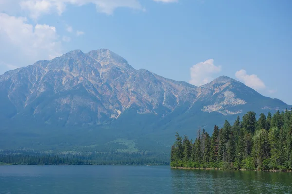 Piramida jezioro Alberta — Zdjęcie stockowe