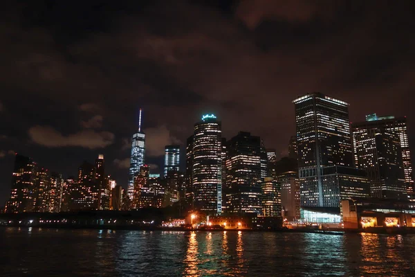Вид Манхеттена вночі — стокове фото