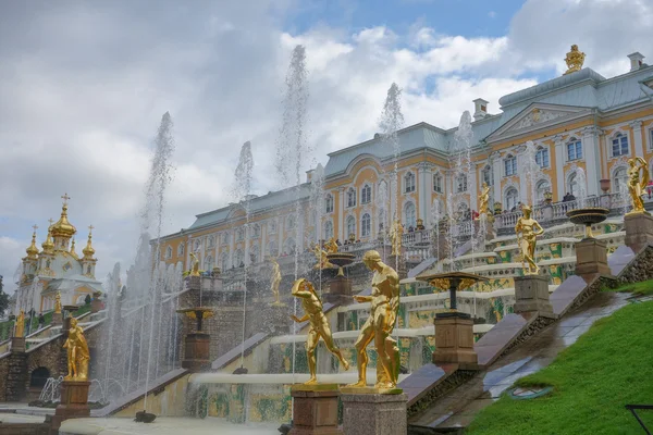 Peterhof palácio jardim — Fotografia de Stock