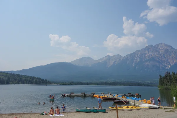 Pyramida jezero v Albertě — Stock fotografie