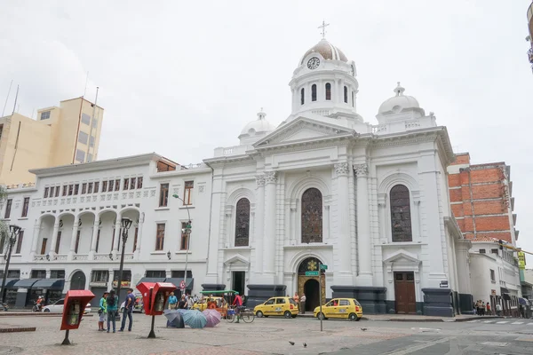 Turistas em frente à Igreja de Cali — Fotografia de Stock