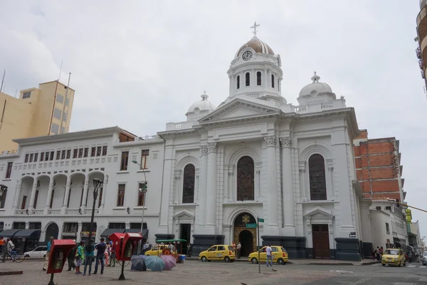 Turistas frente a la Iglesia de Cali — Foto de Stock