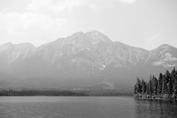 Pyramid Lake in Alberta — Stock Photo, Image