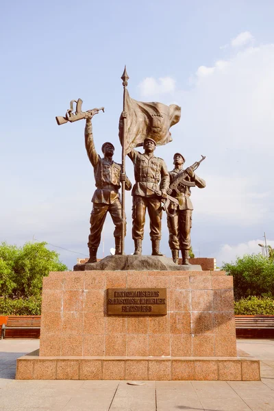 Wyglądowi retro War Memorial w Bata — Zdjęcie stockowe