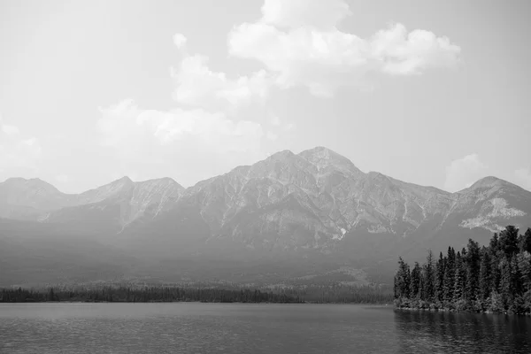 Pyramidesjøen i Alberta – stockfoto