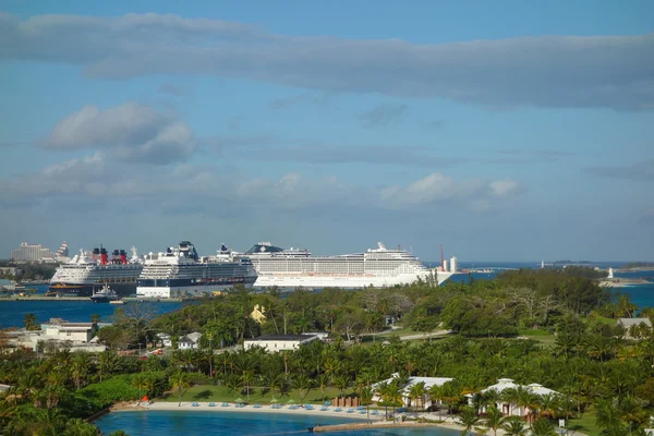 Cruiseschepen in Nassau — Stockfoto