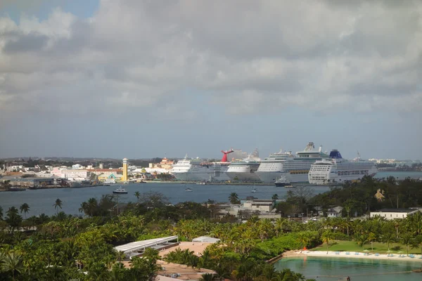 Óceánjáró hajók Nassau városában — Stock Fotó