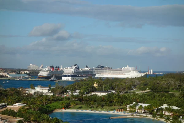 Statków wycieczkowych w Nassau — Zdjęcie stockowe