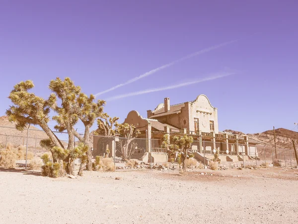 Retro buscando ruinas de la estación de tren en Rhyolite —  Fotos de Stock