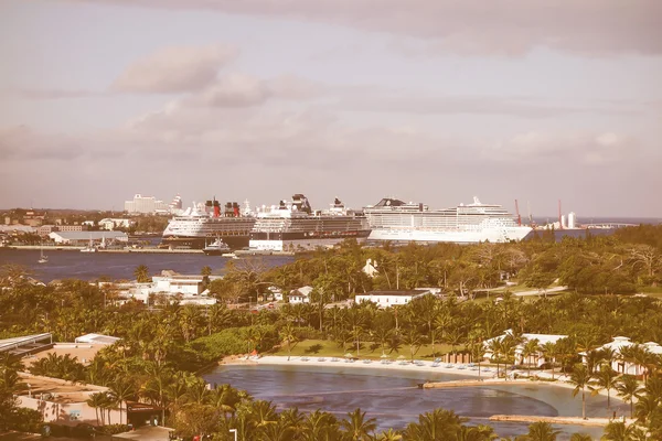 Retro olhando navios de cruzeiro em Nassau — Fotografia de Stock