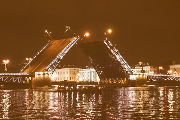 Ρετρό ψάχνει η γέφυρα του παλατιού σε St Petersburg Ρωσία — Φωτογραφία Αρχείου