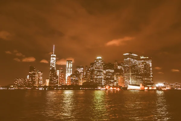 Retro hledáte pohled na Manhattanu v noci — Stock fotografie