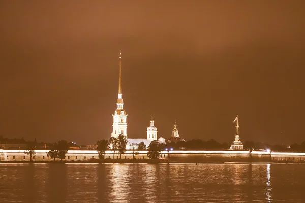 Retro buscando río Neva en San Petersburgo — Foto de Stock