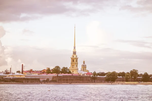 Retro buscando río Neva en San Petersburgo — Foto de Stock