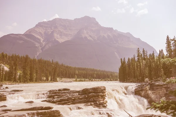 Retro patrząc Athabasca Falls w Albercie — Zdjęcie stockowe