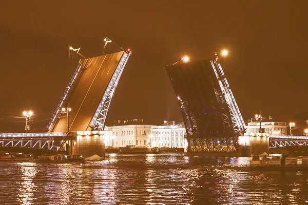 Ρετρό ψάχνει η γέφυρα του παλατιού σε St Petersburg Ρωσία — Φωτογραφία Αρχείου