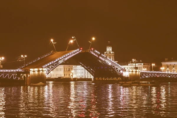 Retro mirando El Puente del Palacio en San Petersburgo Rusia —  Fotos de Stock