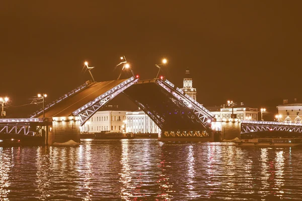 Ρετρό ψάχνει η γέφυρα του παλατιού σε St Petersburg Ρωσία — Φωτογραφία Αρχείου