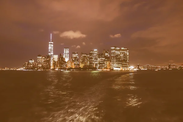 Vista retro de Manhattan à noite — Fotografia de Stock