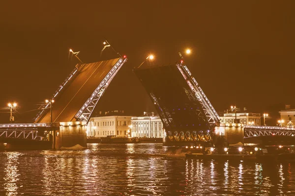 Ρετρό ψάχνει η γέφυρα του παλατιού σε St Petersburg Ρωσία — Φωτογραφία Αρχείου