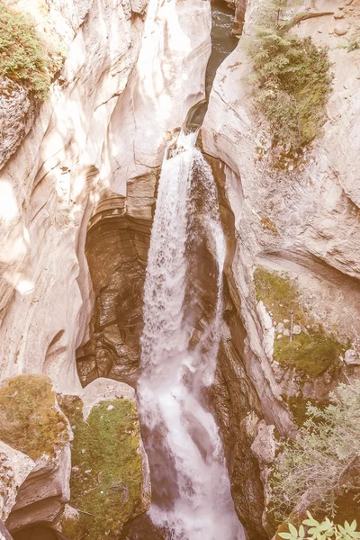 Retro söker Maligne Canyon i Alberta — Stockfoto