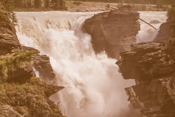 Retro hledá Athabasca Falls v Albertě — Stock fotografie