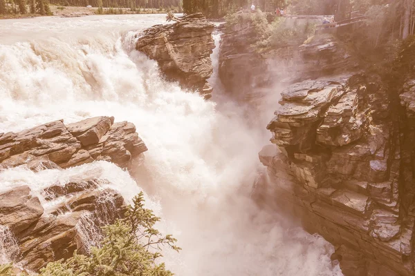 Retro hledá Athabasca Falls v Albertě — Stock fotografie