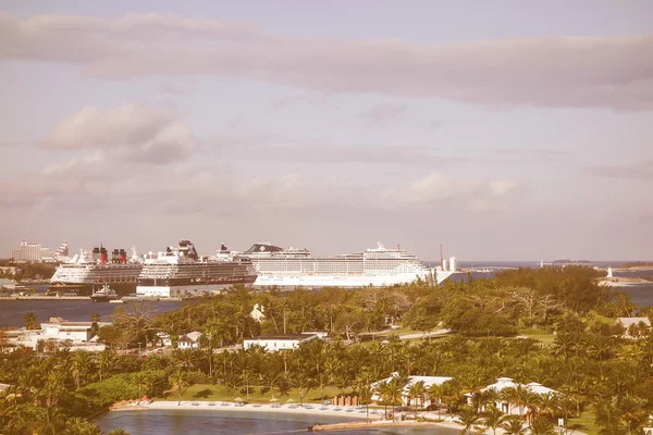 Retro op zoek een cruiseschepen in Nassau — Stockfoto