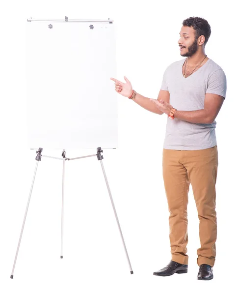 Hombre latino enfocado señalando en el recorte del rotafolio — Foto de Stock