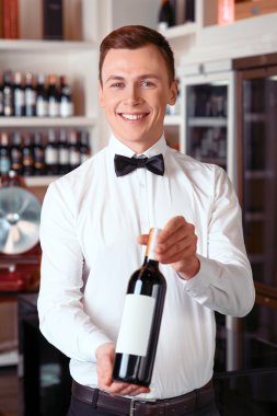 Profesyonel sommelier holding şarap şişe