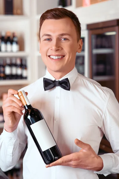 Profissional sommelier segurando garrafa de vinho — Fotografia de Stock