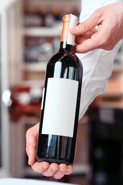 Sommelier professionnel tenant une bouteille de vin — Photo