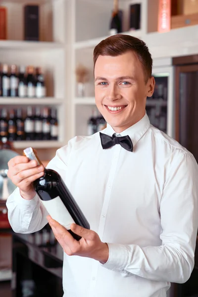 Sommelier professionnel tenant une bouteille de vin — Photo