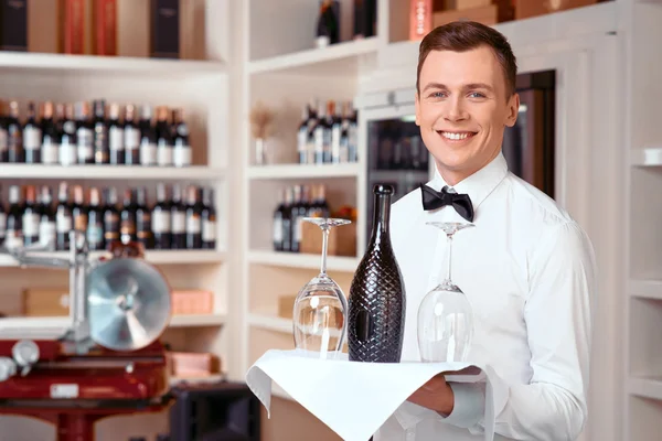 Angenehmes Sommelier-Tablett mit Weinflasche — Stockfoto