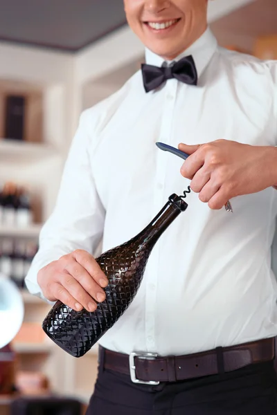 Sommelier professionale aprendo bottiglia di vino — Foto Stock