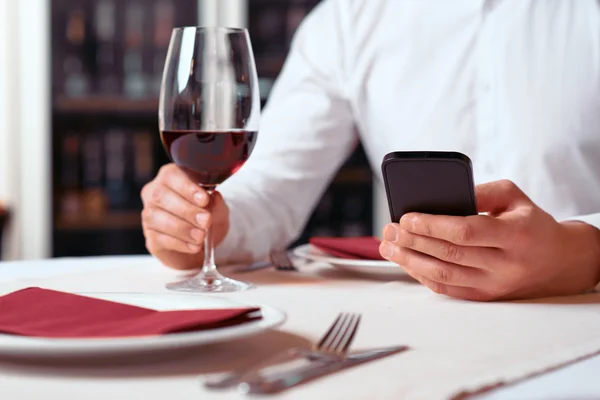 Agréable détente dans le restaurant — Photo