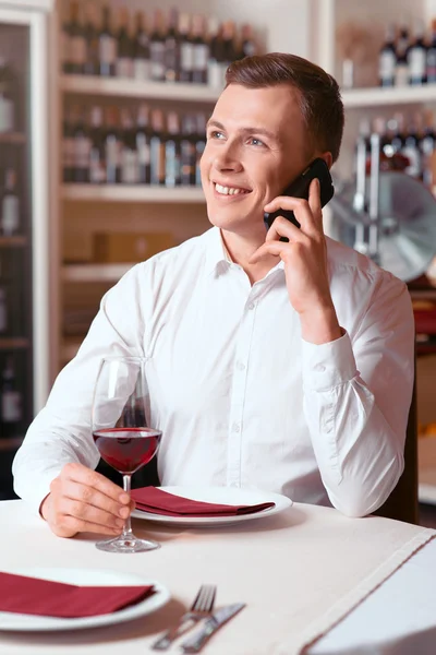 Trevlig man sitter vid bordet i restaurang — Stockfoto