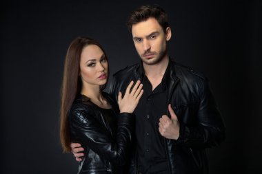 Sevgi dolu çift ayakta birlikte