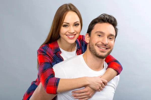 Angenehmes junges Paar umarmt — Stockfoto