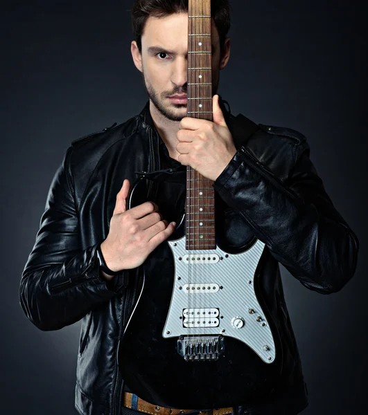 Bonito homem segurando a guitarra — Fotografia de Stock