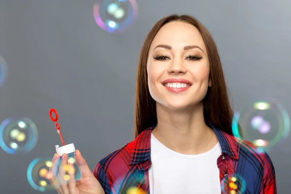 Bella ragazza che soffia saponette — Foto Stock