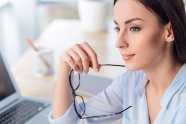 Masada oturan hoş bir iş kadını