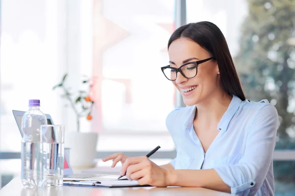 Mujer de negocios agradable sentado a la mesa — Foto de Stock