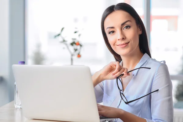 Mujer de negocios agradable sentado a la mesa — Foto de Stock