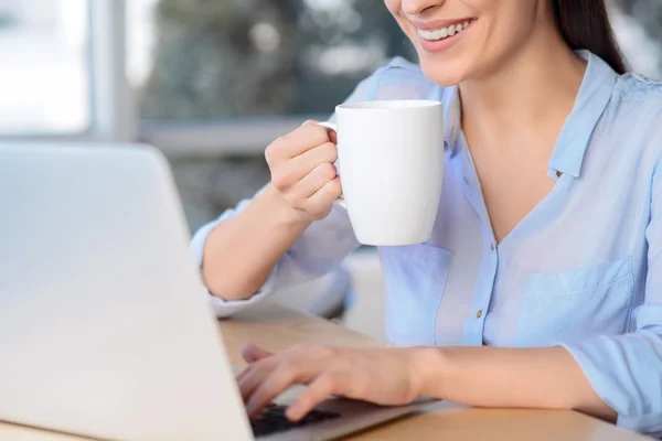 Pleasant business woman sitting at the table — Stock Photo, Image