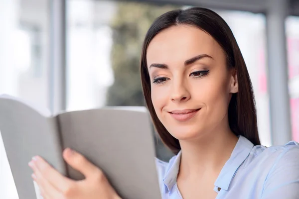 Leuke gezellige vrouw leesboek — Stockfoto