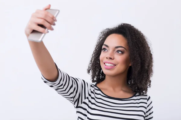 Piacevole mulatto donna fare selfie — Foto Stock