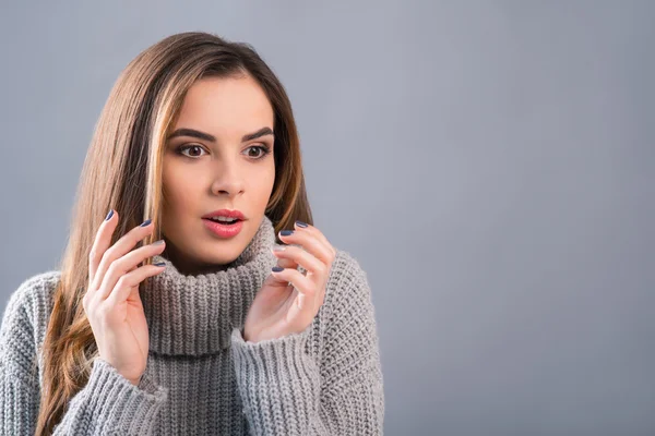 Ragazza piacevole che esprime sorpresa — Foto Stock